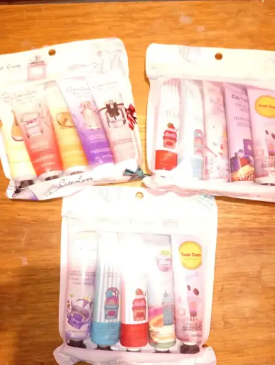 Set de maquillaje variado con paletas y labiales - miniatura 5