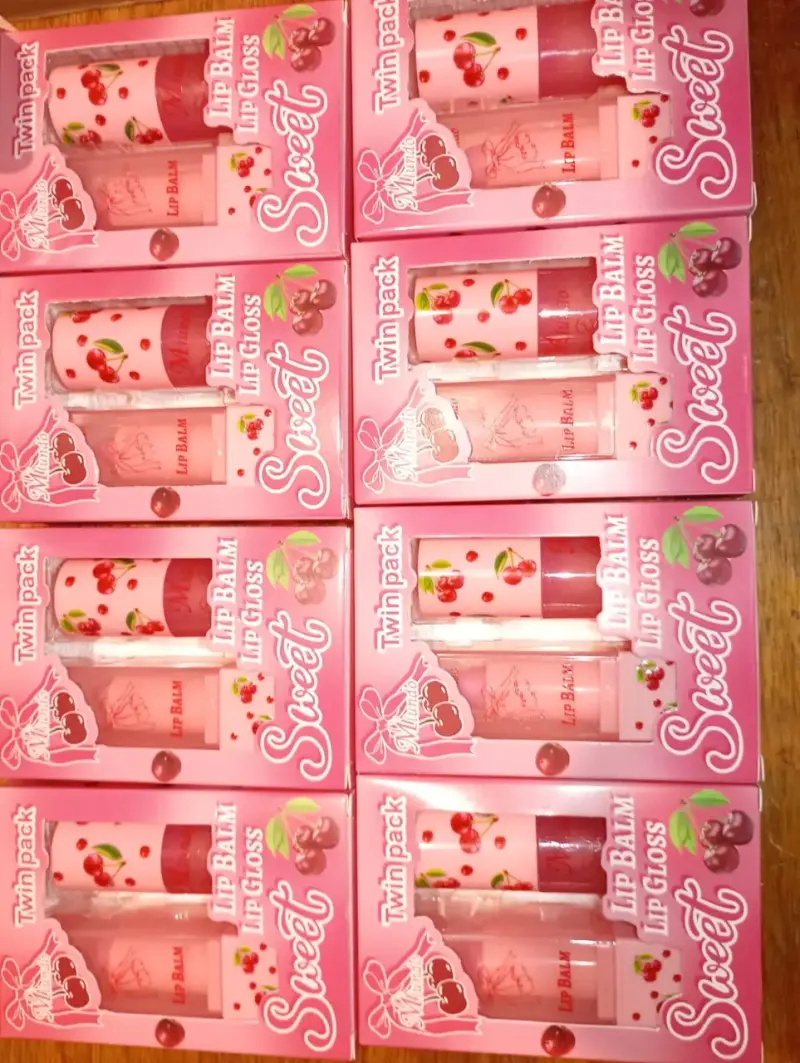 Set de maquillaje variado con paletas y labiales - 6