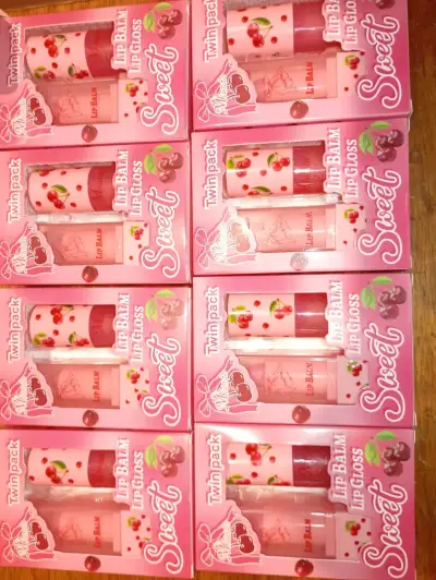Set de maquillaje variado con paletas y labiales - miniatura 6