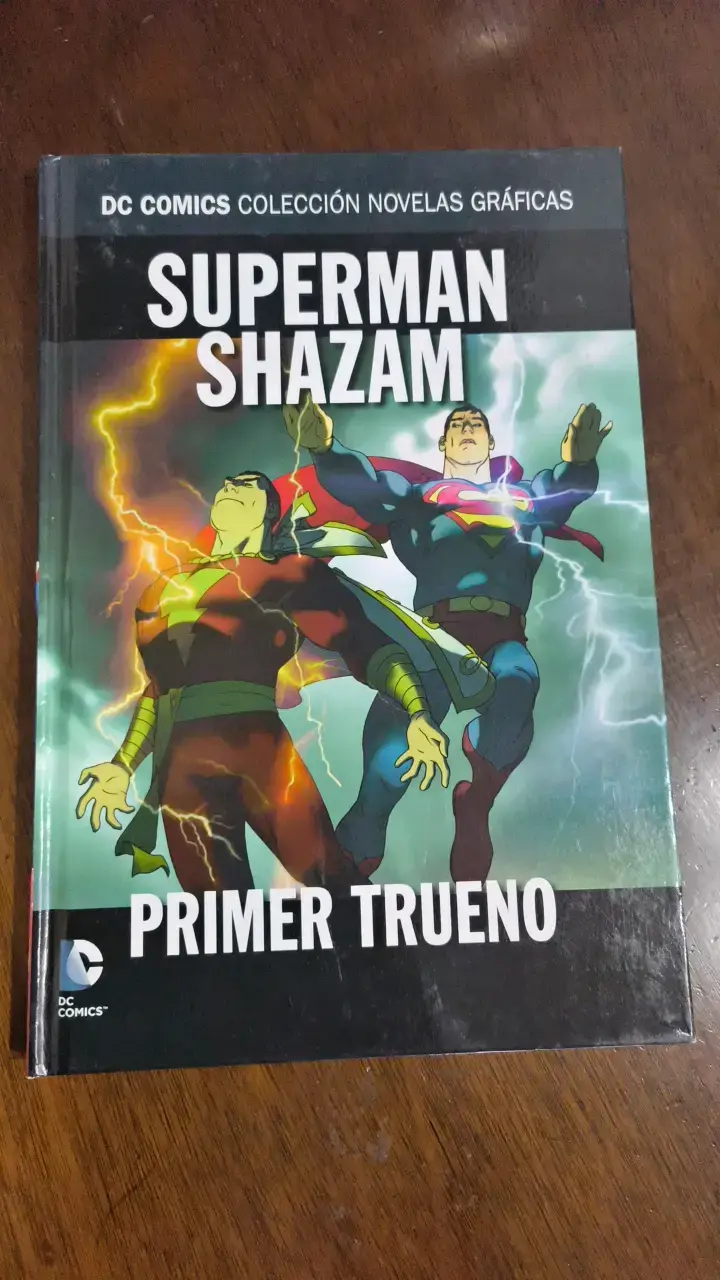 Novela gráfica Superman Shazam Primer Trueno