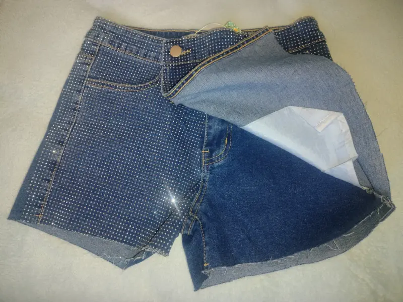 Falda/Short de mezclilla azul con diseño de brillo - 2