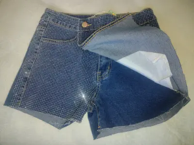 Falda/Short de mezclilla azul con diseño de brillo - miniatura 2