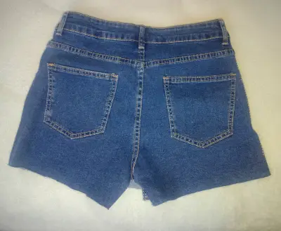 Falda/Short de mezclilla azul con diseño de brillo - miniatura 3