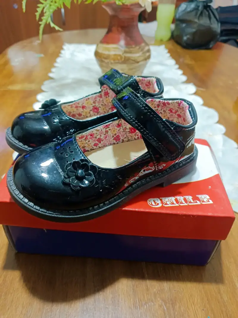 Zapatos de charol negro para niña con diseño floral - 1