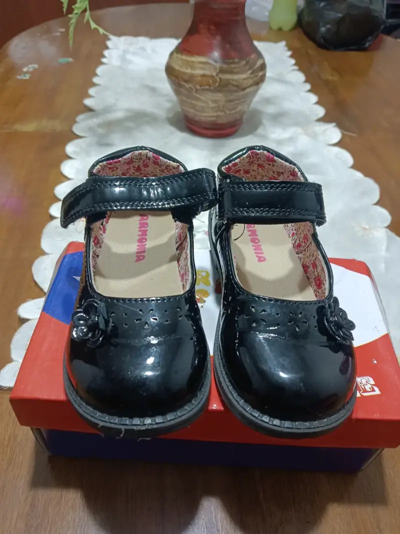 Zapatos de charol negro para niña con diseño floral - 2