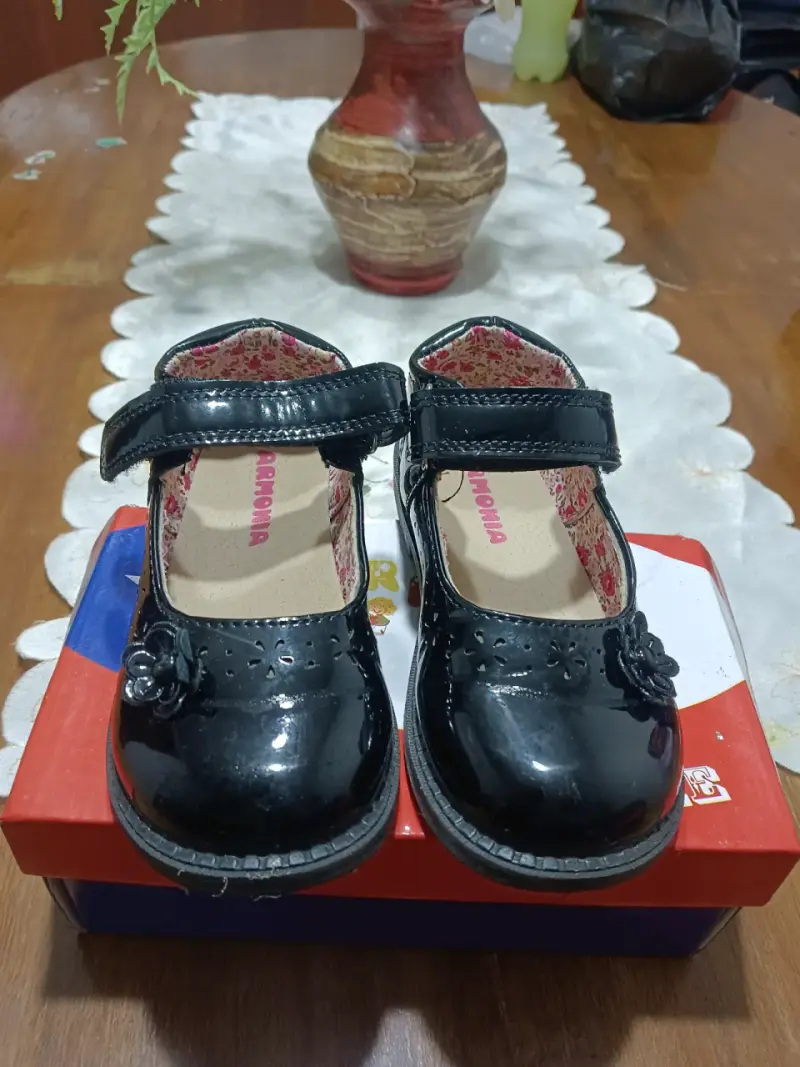 Zapatos de charol negro para niña con diseño floral - 3