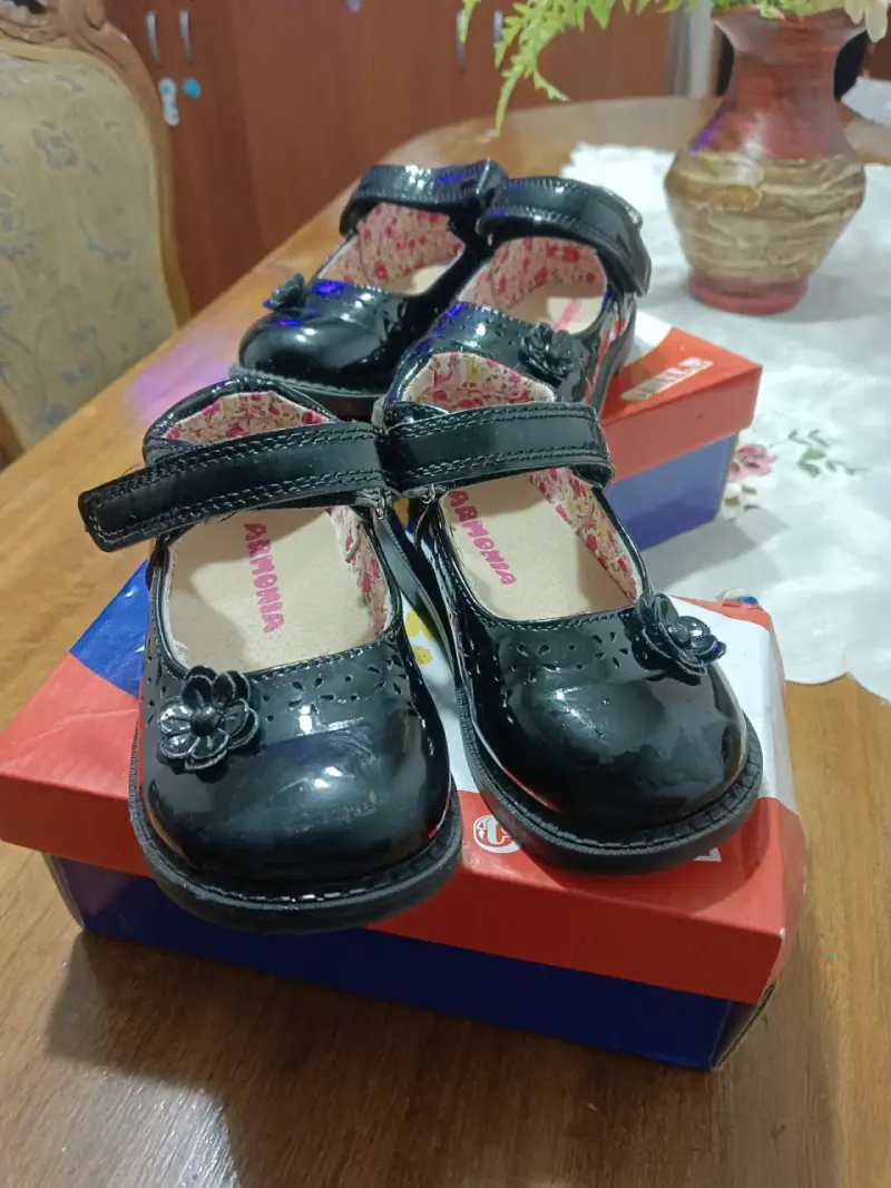 Zapatos de charol negro para niña con diseño floral - 4