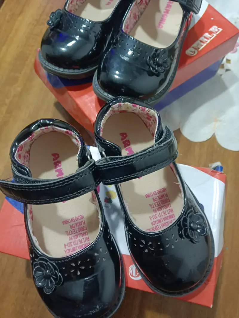 Zapatos de charol negro para niña con diseño floral - 5