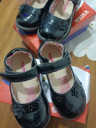Zapatos de charol negro para niña con diseño floral - miniatura 5