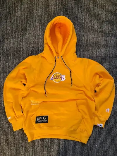 𝑯𝒐𝒐𝒅𝒊𝒆 𝑴𝒂𝒓𝒄𝒂 𝘼𝘼𝙋𝙀® 𝙭 𝙉𝘽𝘼 𝙇𝙖𝙠𝙚𝙧𝙨💛💜 - miniatura 1