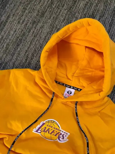 𝑯𝒐𝒐𝒅𝒊𝒆 𝑴𝒂𝒓𝒄𝒂 𝘼𝘼𝙋𝙀® 𝙭 𝙉𝘽𝘼 𝙇𝙖𝙠𝙚𝙧𝙨💛💜 - miniatura 2