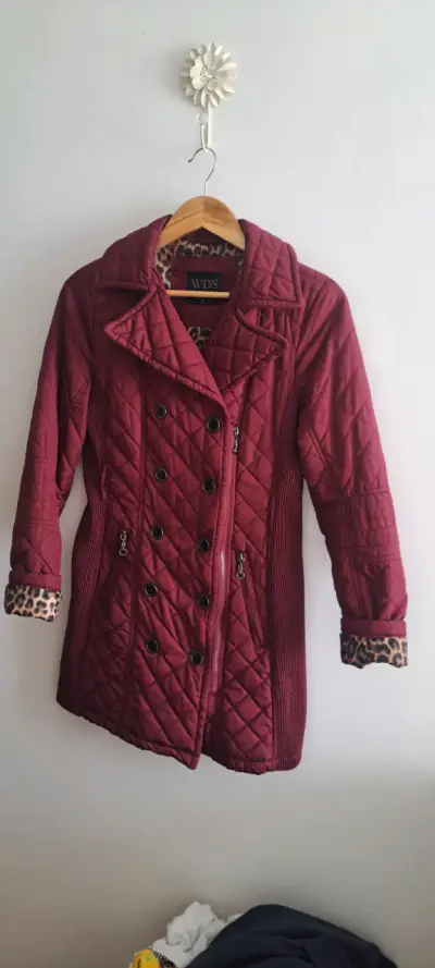 Parka acolchada burdeo con detalles de leopardo W - miniatura 1