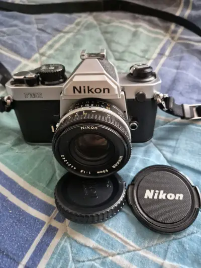 Cámara analógica Nikon FM2 con dos objetivos - miniatura 1