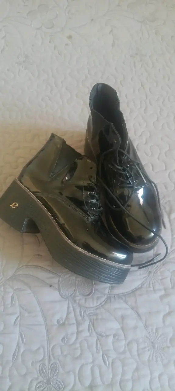 Botines de charol negro con plataforma
