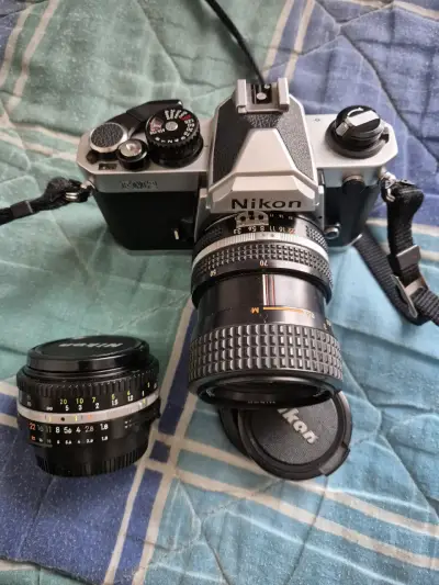 Cámara analógica Nikon FM2 con dos objetivos - miniatura 2