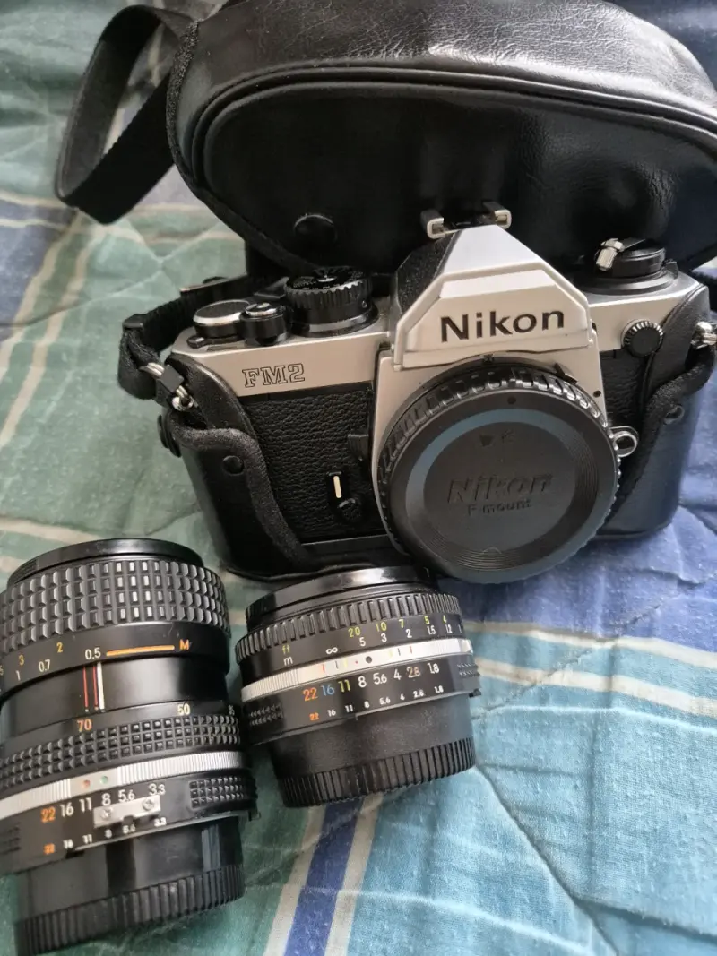 Cámara analógica Nikon FM2 con dos objetivos - 3