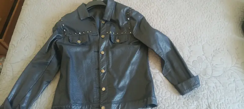 Chaqueta de cuero sintético con tachas para mujer
