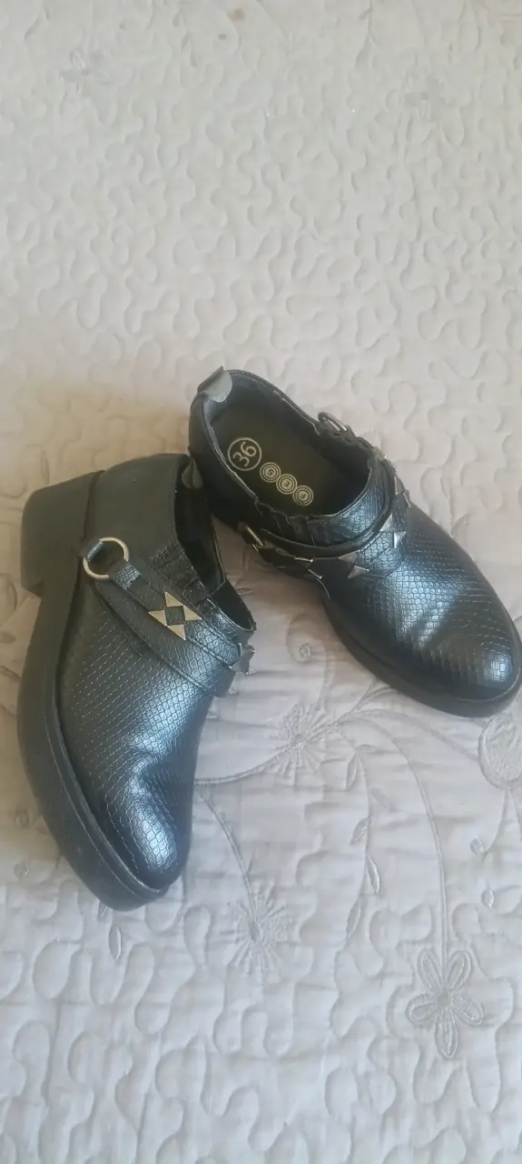 Zapatos de mujer negros con diseño elegante - 1