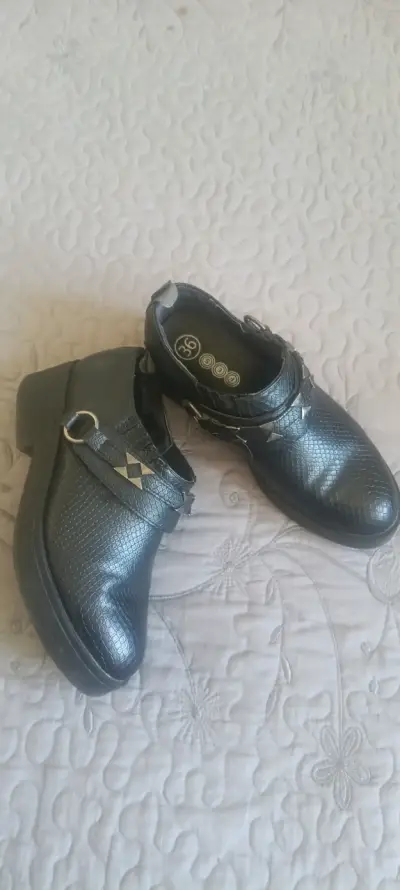 Zapatos de mujer negros con diseño elegante - miniatura 1