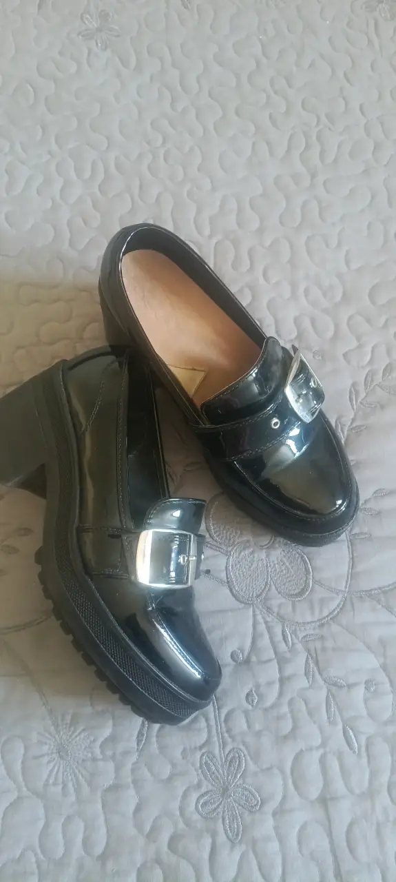 Zapatos de mujer negros con diseño elegante - 3