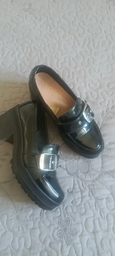 Zapatos de mujer negros con diseño elegante - miniatura 3