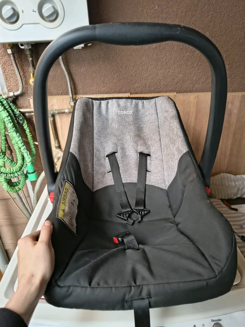 Silla de auto para bebé Cosco negra - 2