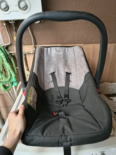 Silla de auto para bebé Cosco negra - miniatura 2