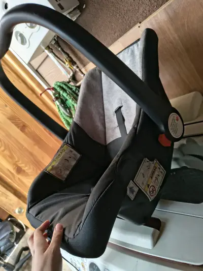 Silla de auto para bebé Cosco negra - miniatura 3