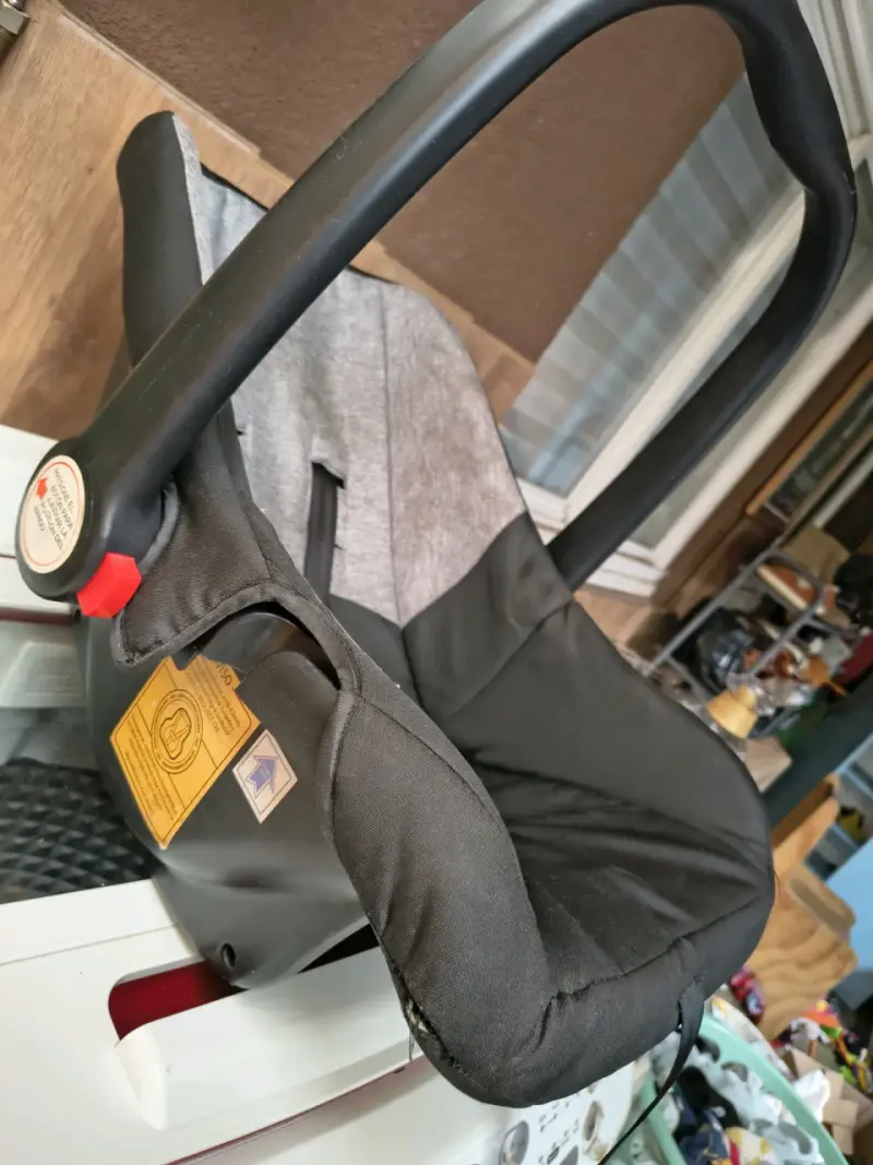 Silla de auto para bebé Cosco negra - 4