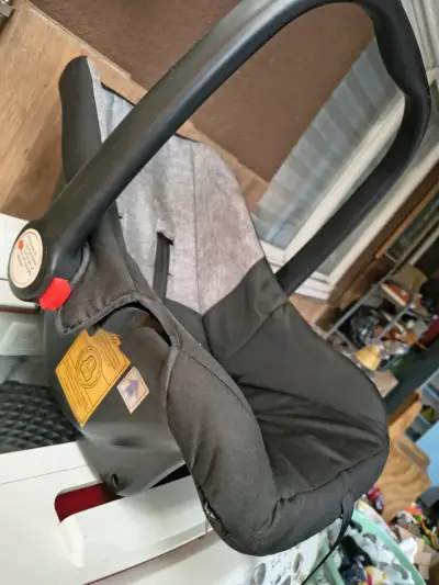 Silla de auto para bebé Cosco negra - miniatura 4