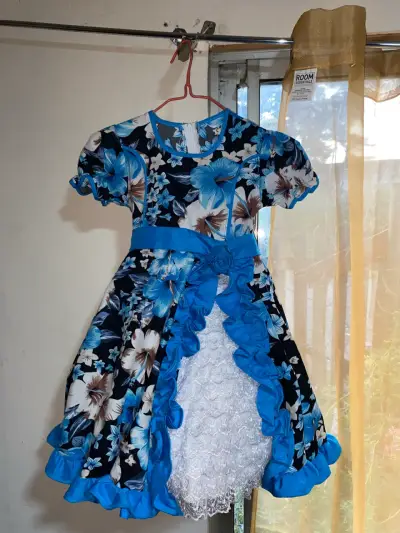 Vestido floral azul para niña con encaje - miniatura 1