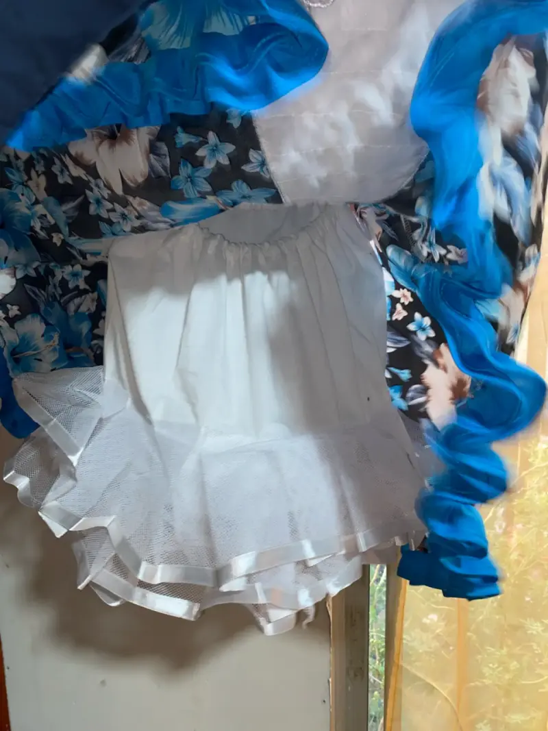 Vestido floral azul para niña con encaje - 2