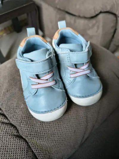 Zapatos de bebé celestes con velcro - miniatura 1