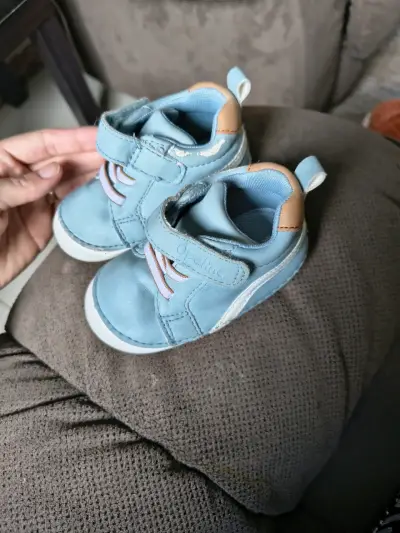 Zapatos de bebé celestes con velcro - miniatura 2