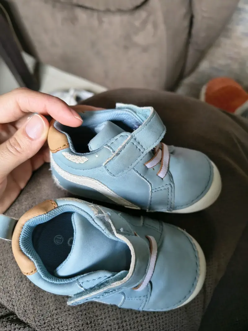Zapatos de bebé celestes con velcro - 3