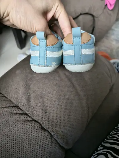 Zapatos de bebé celestes con velcro - miniatura 4