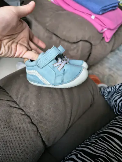 Zapatos de bebé celestes con velcro - miniatura 6
