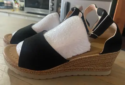 Sandalias Plataforma Negra Talla 35 (único par)) - miniatura 2
