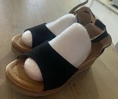 Sandalias Plataforma Negra Talla 35 (único par)) - miniatura 3