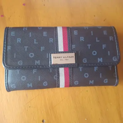 Billetera Tommy Hilfiger negra con diseño clásico - miniatura 1