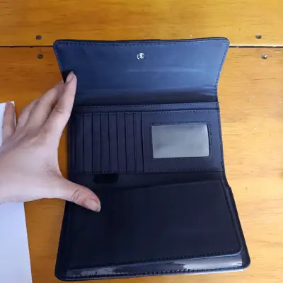 Billetera Tommy Hilfiger negra con diseño clásico - miniatura 2