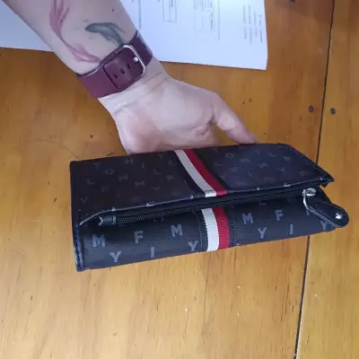 Billetera Tommy Hilfiger negra con diseño clásico - miniatura 3