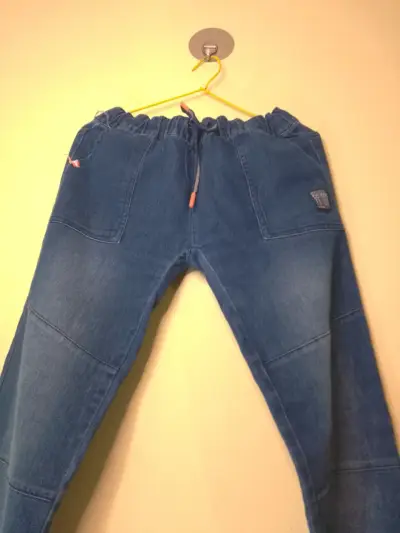 Pantalones de mezclilla azul para niños - miniatura 2