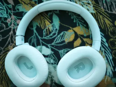 Auriculares inalámbricos JBL blancos con diseño plegable - miniatura 1
