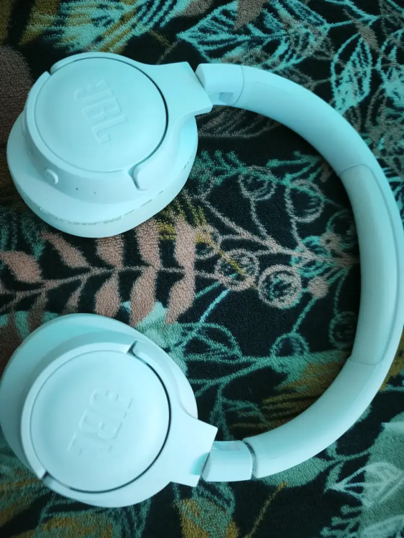 Auriculares inalámbricos JBL blancos con diseño plegable - 2