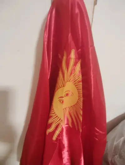 Capa roja  de la tirana - miniatura 2