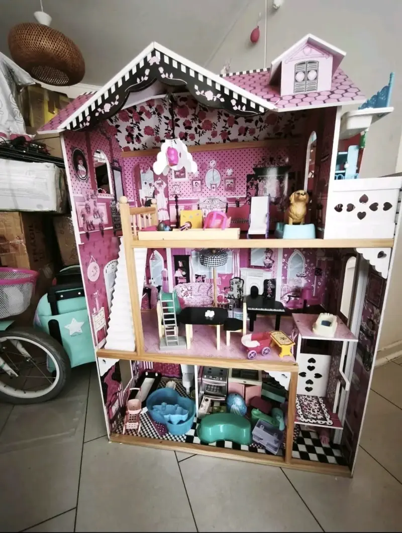 Casa de muñecas de madera con muebles y accesorios - 1