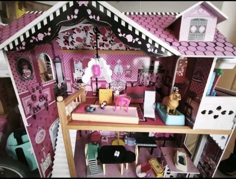 Casa de muñecas de madera con muebles y accesorios - 2