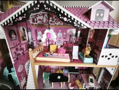 Casa de muñecas de madera con muebles y accesorios - miniatura 2
