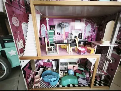 Casa de muñecas de madera con muebles y accesorios - miniatura 3